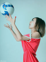 高清组图：何曼婷不露也撩人 宠物女生化身足球宝贝