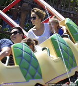 组图：洛佩兹带爱女逛游乐园 玩小飞象花容失色