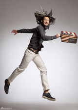 组图：娄淇曝光个性写真 长发帅气显型男本色