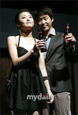 幻灯图：文根英参加舞台剧出道作《Closer》发布会