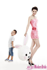 组图：孔维携爱子拍摄亲子大片 默契十足充满童趣