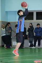 组图：柯震东亮相学校篮球场秀球技