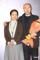 组图：《百合》献映三八节 周晓文拯救弱势群体