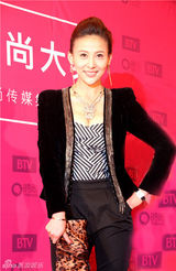 组图：贾青时尚盛典剑走偏锋 酷帅亮相闪耀红毯