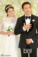 组图：李秉宪李珉廷婚前记者会 满面笑容