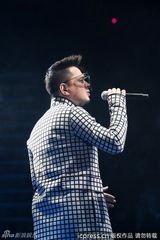 组图：黄伟文作品展开唱 陈奕迅拄拐演唱助阵