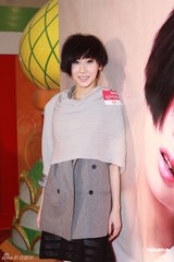 组图：歌手泳儿短裙亮相签唱会 歌迷捧场唱到high 