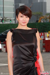 组图：梁咏琪着黑红晚装现身亚洲电影大奖红毯