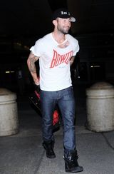 组图：魔力红主唱帅气亮相机场心情大靓