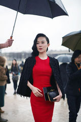 组图：霍思燕红裙妖艳压轴巴黎时装