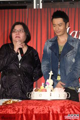 组图：邱黎宽庆生黄晓明送香吻