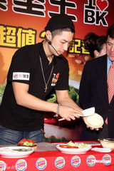 幻灯图：吴建豪担任一日店长 卖汉堡为粉丝服务 