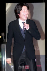 组图：吴达秀亮相红毯 着黑西服喜笑颜开