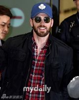 组图：“美队”克里斯抵韩拍《复联2》粉丝接机