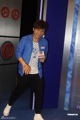 组图：方力申帅气亮相上海自称婚期随缘