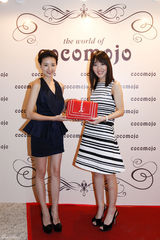 组图：董洁黑色短裙亮相活动为品牌剪彩