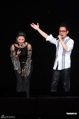 组图：罗大佑个唱为叶倩文伴奏 拥热舞辣妹