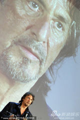 组图：帕西诺获颁导演万岁奖 与小女友分享喜悦