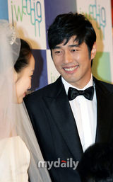 幻灯图集：韩星赵汉善完婚热吻新娘 金善雅等道贺