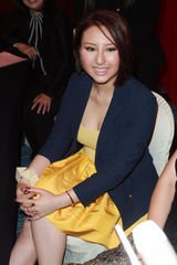 组图：何超云现身做慈善 问及陈山聪避而不答