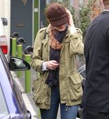 组图：安妮海瑟薇带爱犬外出 鸭舌帽遮面避镜头