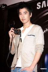 高清组图：赵又廷代言相机 自比“类文青”