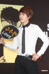 组图：SJ-M台北签唱会 兄弟情深互喂台湾小吃