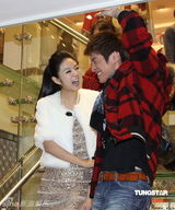 组图：安以轩为安钧璨挑衣服 好似“闺蜜”