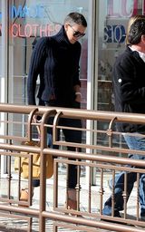 组图：查理兹-塞隆穿深蓝毛衣带黑超酷帅街拍