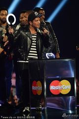 组图：全英最佳男艺人揭晓 火星哥兴奋捧奖