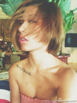 组图：刘欢22岁漂亮女儿狂野自拍照 秀肩部纹身