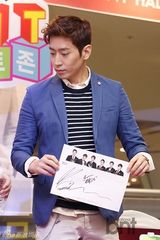 组图：神话绅士装亮相签名会 申彗星金发阳光