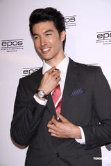 组图：锦荣代言腕表抢金 “好朋友”陪过28岁生日