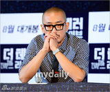 组图：韩星河正宇新片发布 为角色剃光头