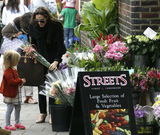 组图：朱莉带3岁爱女买花 维维安似阳光小美女