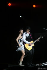 伍佰个唱工体变火星 孙燕姿蔡依林性感助阵(图)