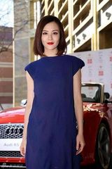 组图：刘孜红唇优雅现身 与沙溢相聊欢