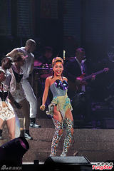 组图：吉克隽逸开唱 好声音导师学员齐捧场