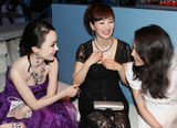 幻灯图：三大美女相聚夜上海 霍思燕舒淇聊不停