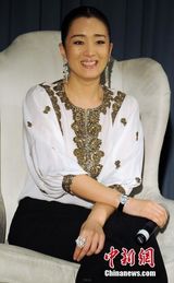 巩俐白裙女神范挽里维斯开奖 与陈哲艺热聊(图)