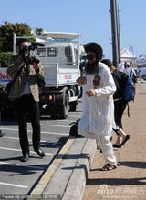 组图：《独裁者》男星开跑车亮相 美女贴身引围观