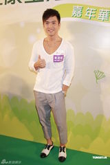 高清组图：陈炜现身秀厨艺 为烹饪比赛任评委