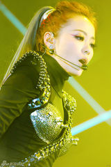 组图：张靓颖深圳演唱会大跳江南style