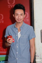 组图：万绮雯无线首拍剧自曝总出错