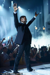 组图：美国公告牌音乐奖 亚瑟小子单腿顶起女舞者