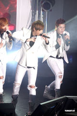 高清：韩国男团“F.CUZ”旋风抵台 两成员带伤上阵