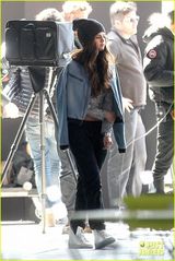 组图：赛琳娜休闲装出街 短上衣露粗壮腰身