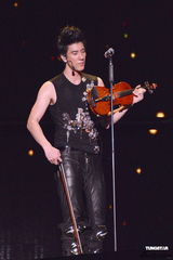 组图：王力宏深圳开唱劲歌热舞秀才艺