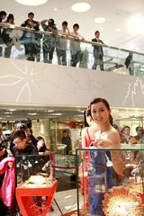 幻灯图：陈法拉台上秀性感 诸葛梓岐羞谈婚期