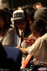 组图：霍建华唐嫣暧昧同看任贤齐个唱 互动频繁